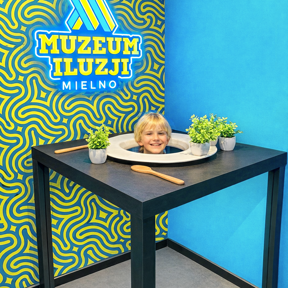 Muzeum Iluzji w Mielnie – fotostrefa z logo i głową w talerzu
