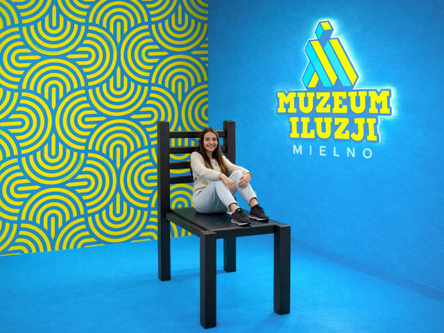 Muzeum Iluzji w Mielnie – wielkie krzesło z efektem miniaturyzacji