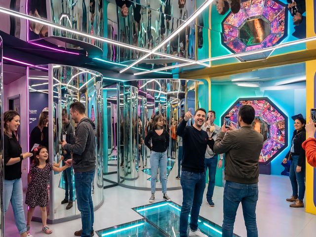 Muzeum Iluzji w Mielnie – pokój luster z neonami i wielokrotnymi odbiciami