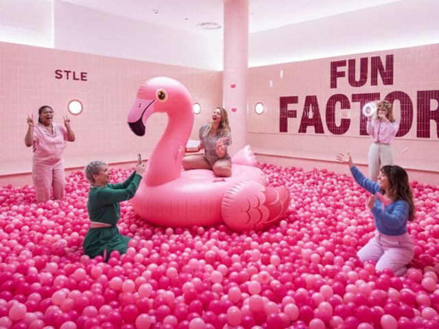 Muzeum Iluzji w Mielnie – sala Fun Factory z basenem różowych kulek