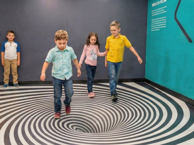 Muzeum Iluzji w Mielnie – iluzja spirali 3D na podłodze