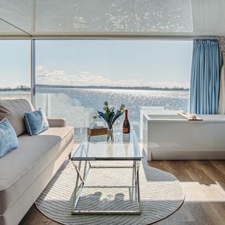 HT Houseboats Mielno – elegancki salon z widokiem na jezioro Jamno