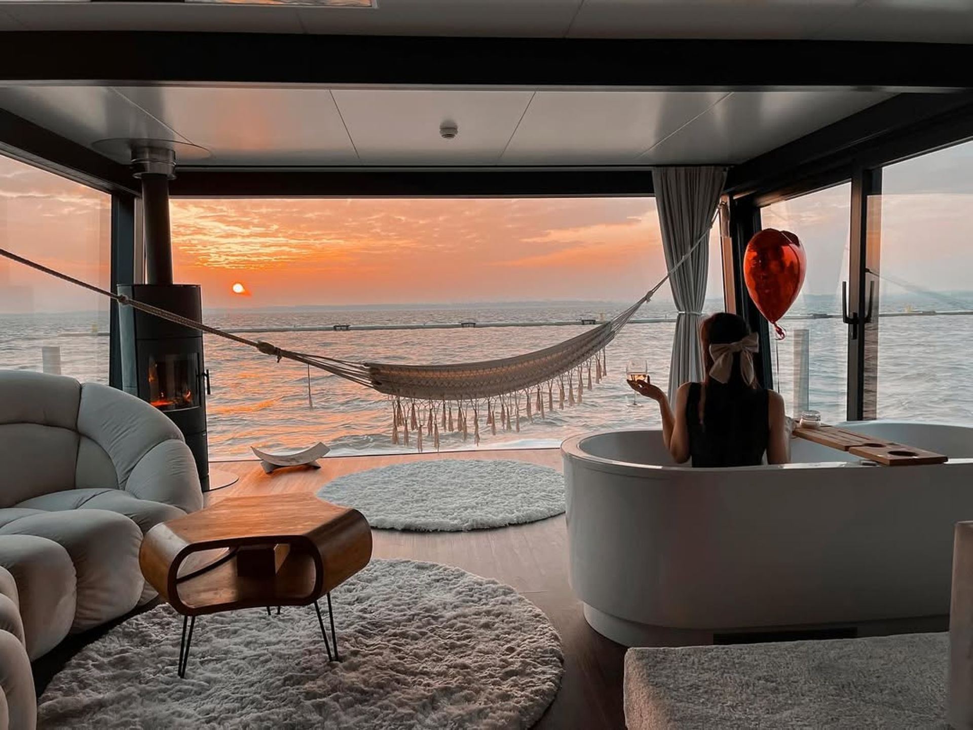 HT Houseboats Mielno – romantyczny wieczór w wannie z winem o zachodzie słońca
