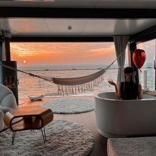 HT Houseboats Mielno – romantyczny wieczór w wannie z winem o zachodzie słońca